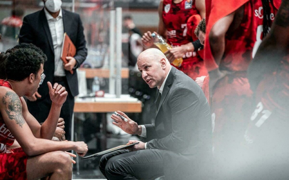 SOW s Oliver Würzburg Denis Wucherer Coach Besprechung mit seinem Team Heimspiel Saison 20 21 SOW s Oliver Würzburg Denis Wucherer Coach Besprechung mit seinem Team Heimspiel Saison 20 21